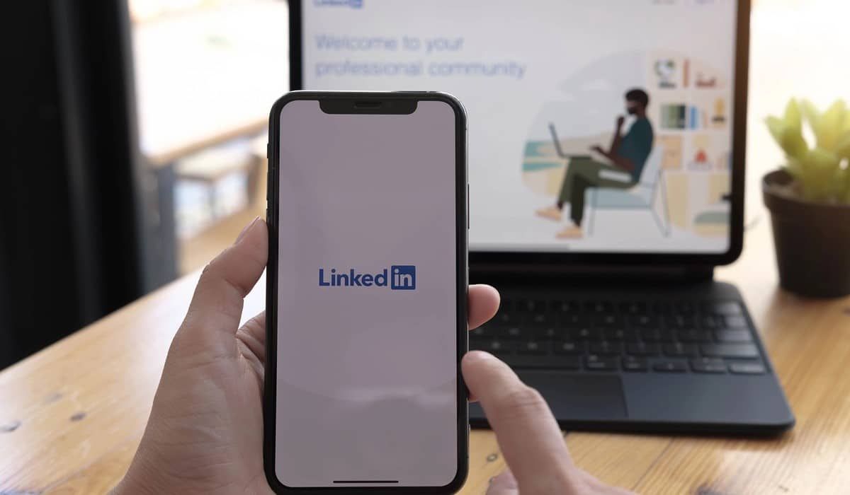Illustration de l’article 'LinkedIn sous l'emprise de l'IA : 54% des contenus seraient générés par des robots'